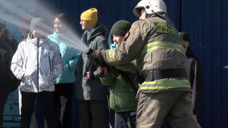 Иркутские школьники познакомились с работой пожарных